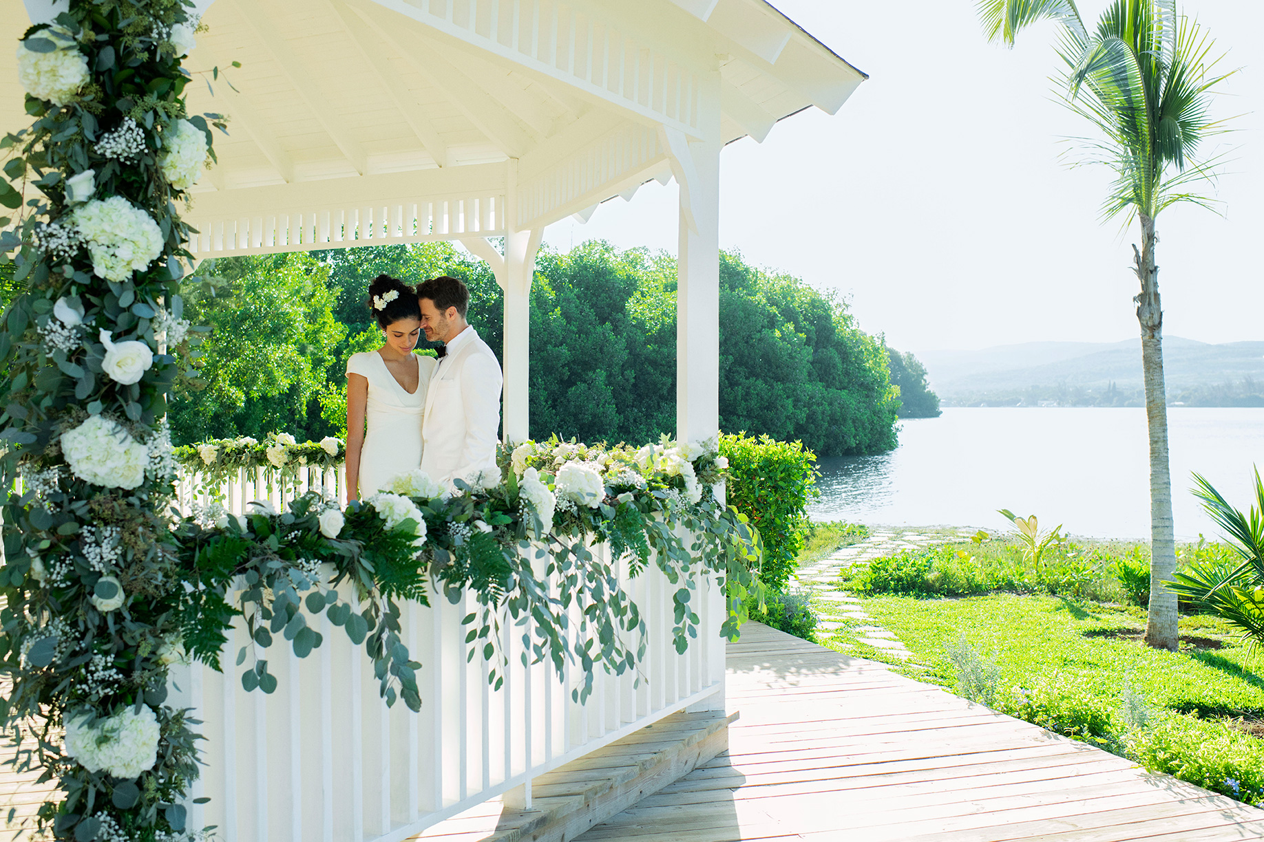 Wedding by the tropical lagoon of Montego Bay in Jamaica